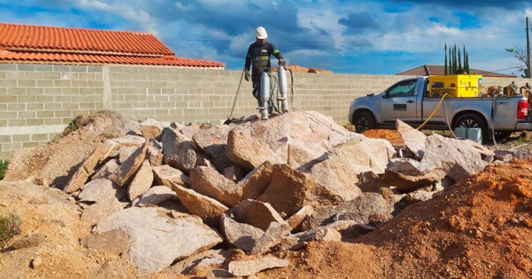 Operador utilizando cunha hidráulica Darda